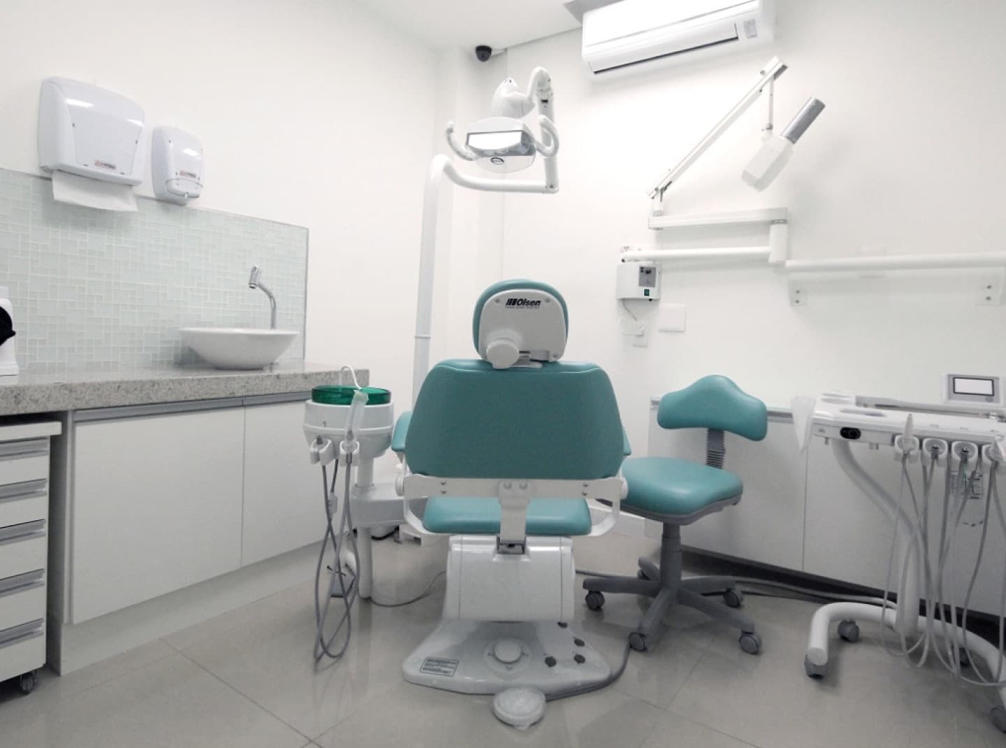 Consultório odontológico da Odonto SOS, com cadeira e equipamentos para atendimento de urgência